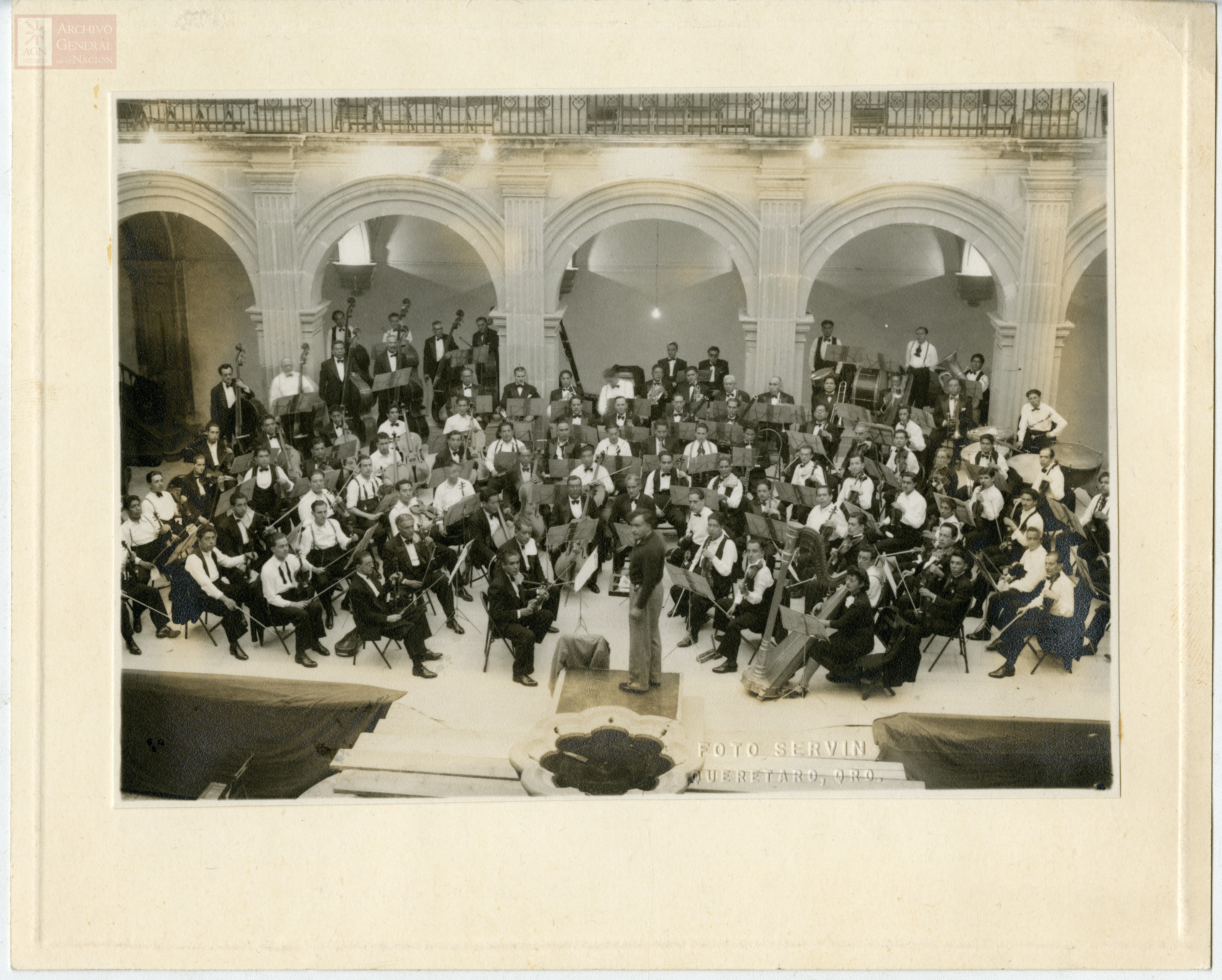 Carlos Chávez en ensayo con la Orquesta Sinfónica de México en Querétaro 15 de septiembre de 1943.