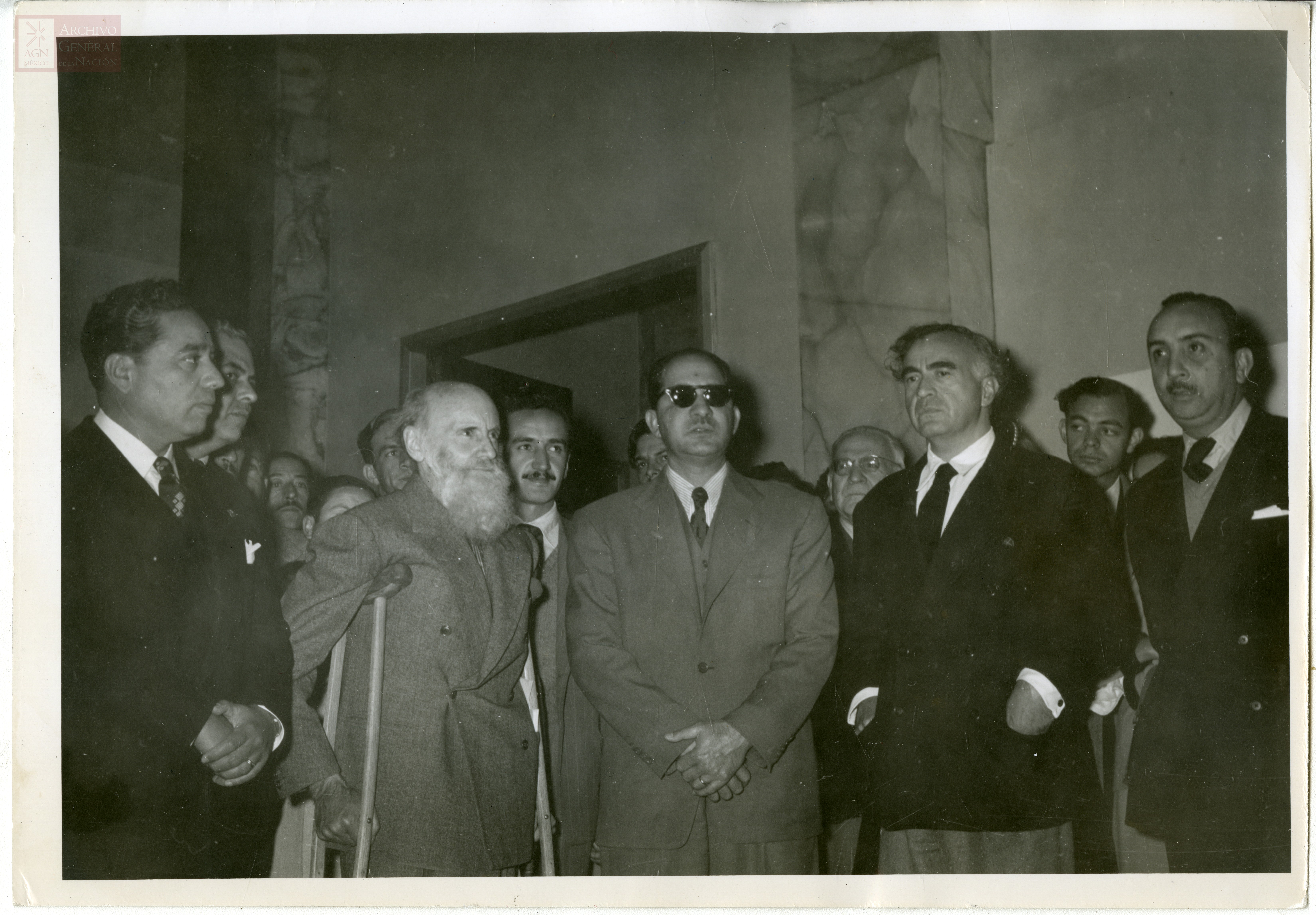 Miguel Covarrubias, Dr. Atl, Manuel Gual Vidal, Carlos Chávez y Fernando Gamboa en el Palacio de Bellas Artes. Ca. 1945.