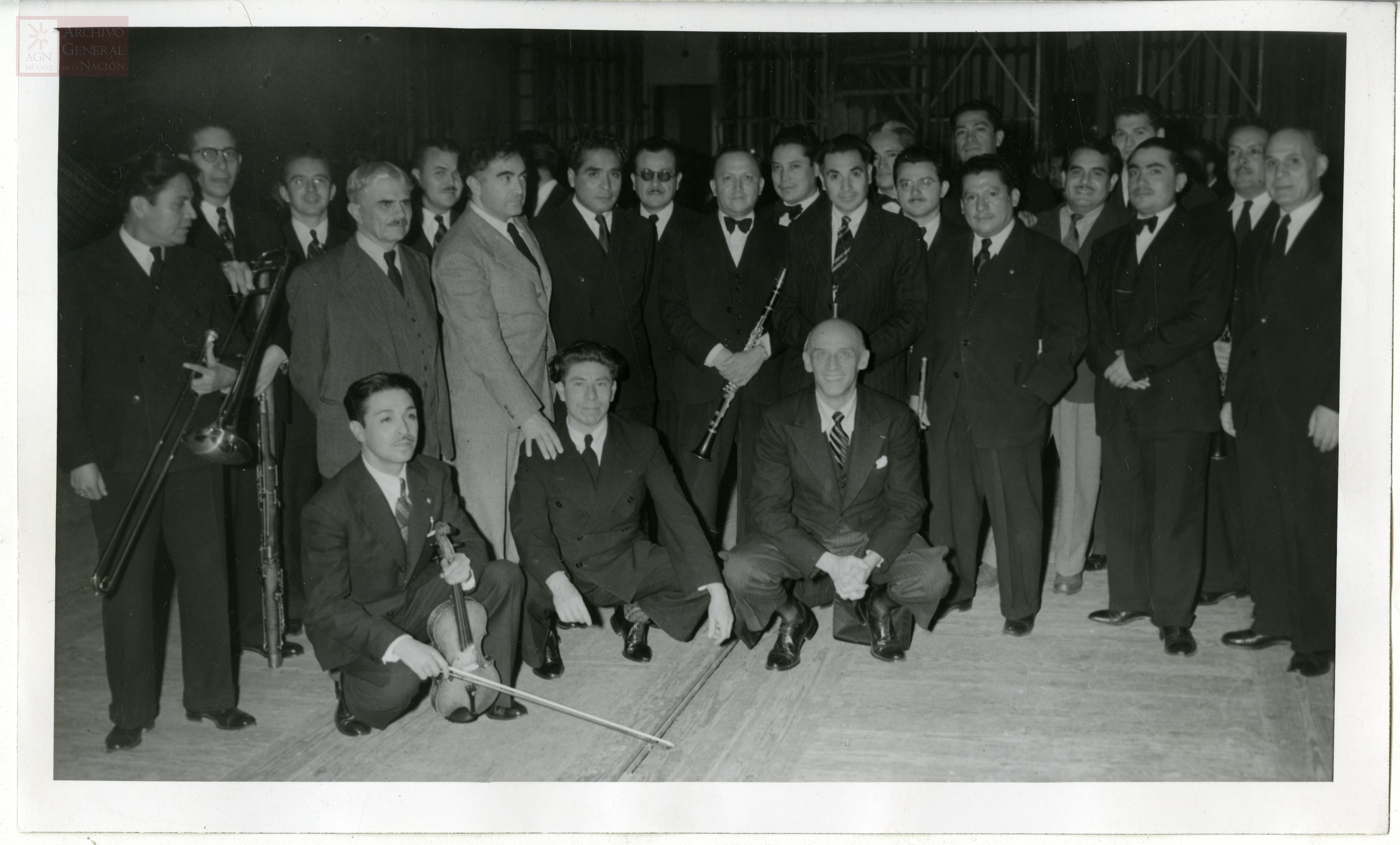 Carlos Chávez y Candelario Huízar con la Orquesta Sinfónica de México, 1948.