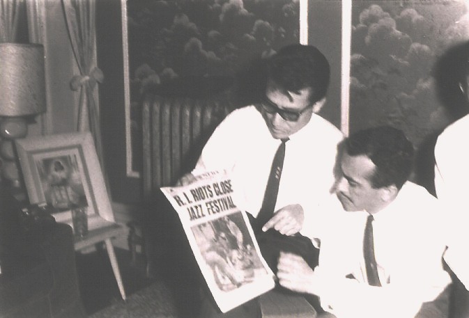 Tino Contreras en Nueva York con José Luis Durán, presidente de los ocho Festivales Nacionales de Jazz México. Años 60 