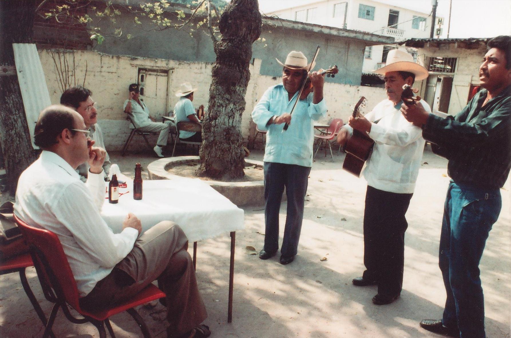 Eduardo Llerenas y Enrique Ramírez de Arellano en una audición con el trío Los Camalotes