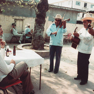Eduardo Llerenas y Enrique Ramírez de Arellano en una audición con el trío Los Camalotes